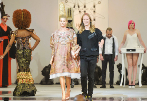 Ove godine se sa svojim modelom na pozornici Royal Albert Halla predstavio i Tomaž Turk iz Mič Styling akademije u Ljubljani. On se po drugi put uvrstio u finale natjecanja International Visionary Award. Bravo Tomaž!