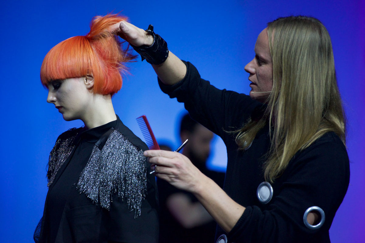 Tomaž Turk na Hairstyle News frizerskom festivalu predstavlja frizuru iz Mič Styling kolekcije