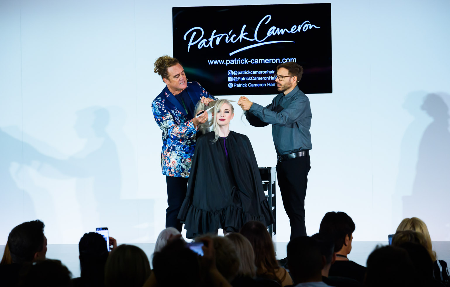 Patrick Cameron sa asistentom frizira modela na pozornici Salon Internationala 2019